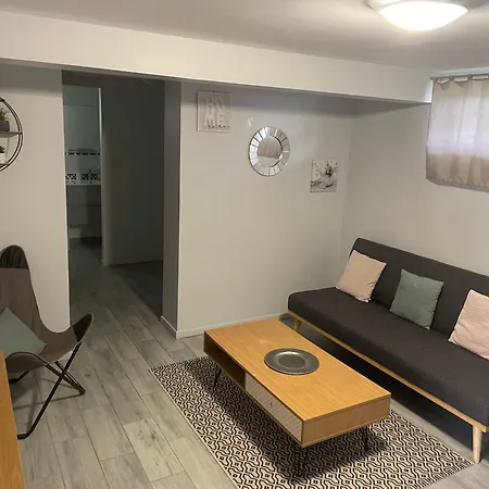 F2 Proche Futuroscope 公寓